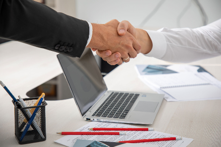 Кто предлагает помощь в получении займа.png